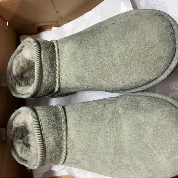 Women’s UGG Classic Ultra Mini Boots - Clover size 8 - Picture 3 of 7